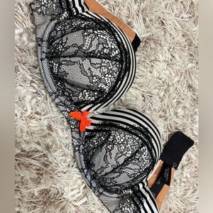 Victoria’s Secret very sexy strapless bra